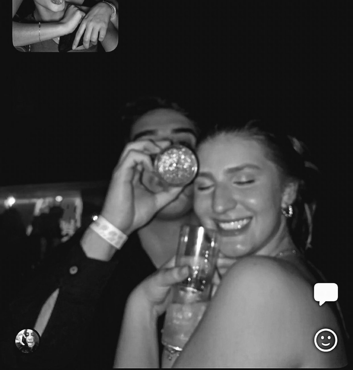 sabaruffi's tweet photo. fazem 2 meses que estamos namorando e 7 que sou obcecada por você. 💝 https://t.co/FDA9q3pMHN