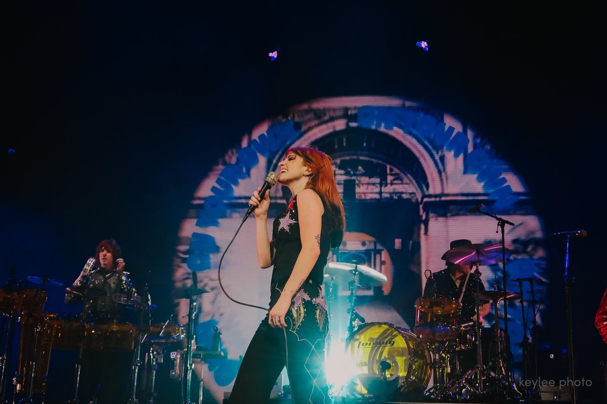 rosecoloredkayy's tweet photo. THIS IS WHY: @paramore at their album release show at the grand ole opry in nashville 02.06 ⚡️🤠 #paramore #albumrelease https://t.co/3aqrm0sLZb