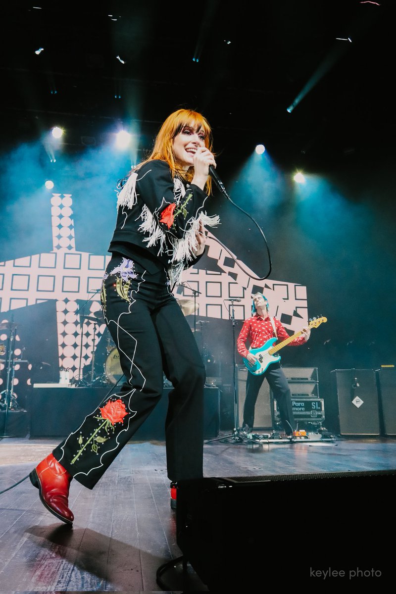rosecoloredkayy's tweet photo. THIS IS WHY: @paramore at their album release show at the grand ole opry in nashville 02.06 ⚡️🤠 #paramore #albumrelease https://t.co/3aqrm0sLZb