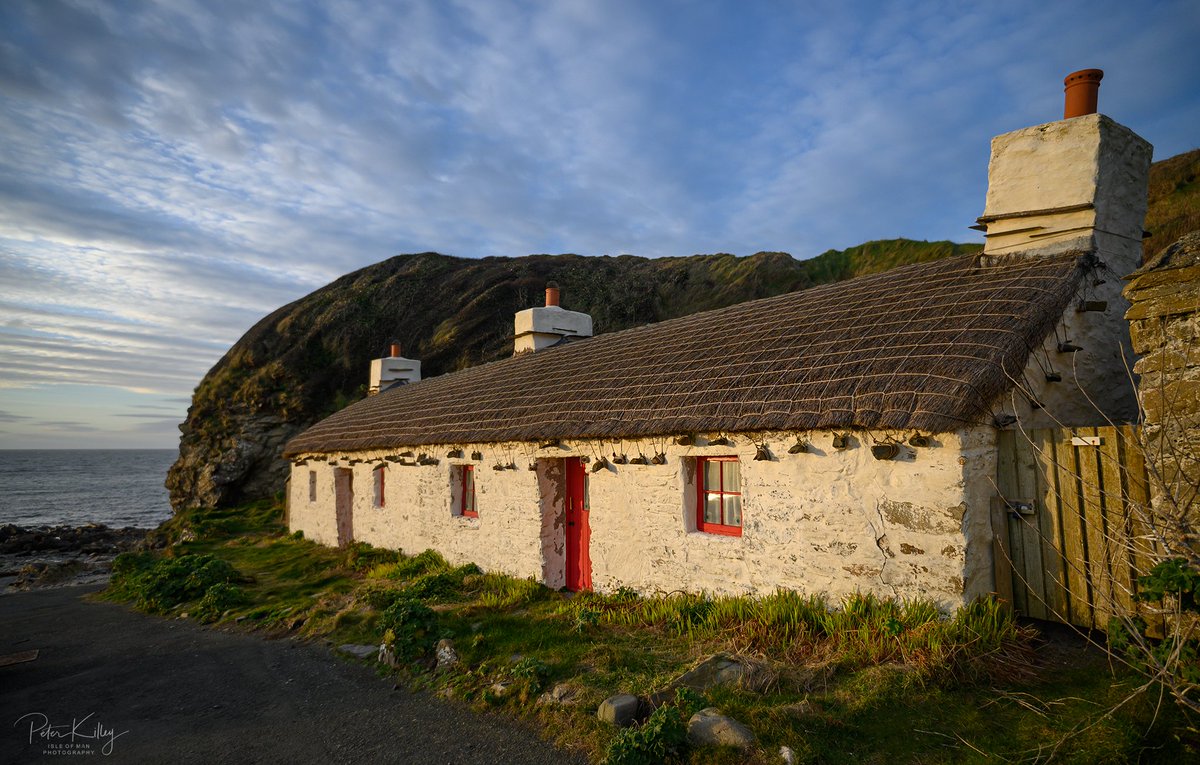 manxscenes's tweet photo. Sunset at the beautiful thatched cottages at Niarbyl Bay which were famous for the magnificent film which was partially made there of Waking Ned Devine in 1998. Remember it?? 🇮🇲 #isleofman #wakingned #wakingneddevine #niarbyl #sunset #manxscenes #iom https://t.co/66KWOlhNlX