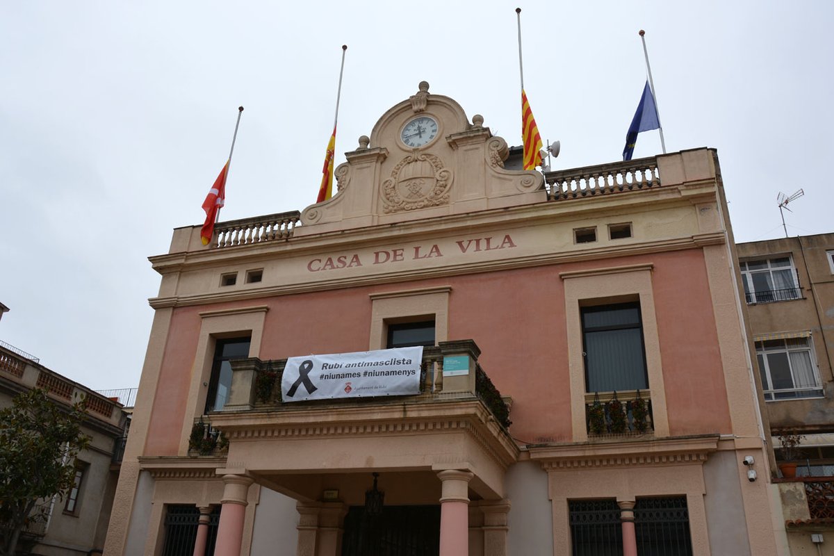 🟣 Rubí condemna l'assassinat masclista que ha tingut lloc a Baiona (Pontevedra)

⚫Les banderes de l'<a href="/AjRubi/">Ajuntament de Rubí</a> onegen a mig pal en senyal de dol i rebuig 

➡️Consulta els recursos municipals per atendre les víctimes de violència masclista ow.ly/4FBE50Mli4L

#rubicity