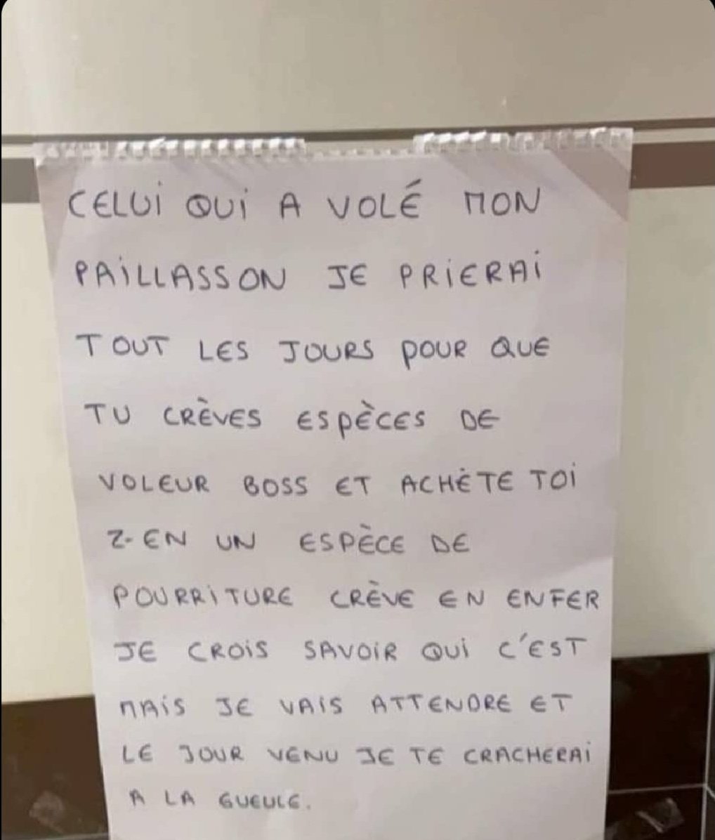LaureGonlezamar's tweet photo. Les gens tu leur prends 2 ans de vie (retraite), leur liberté (pass), leur santé (vax), leur pouvoir d'achat (inflation) : AUCUNE RÉACTION.

Mais, quand tu leur voles un paillasson... alors là  ⤵️🤣 https://t.co/tBwvLj7kL4