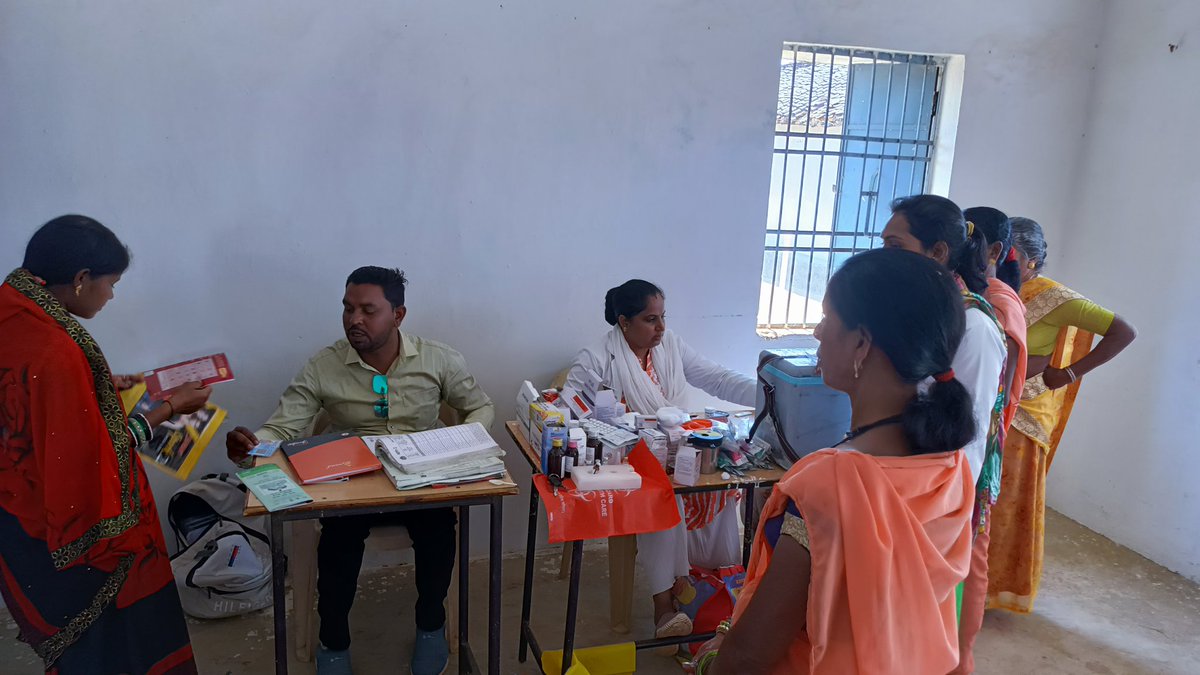 RahulKsyp11's tweet photo. जिला @GariyabandDist के ग्राम तवरबहरा में ग्राम स्वास्थ्य स्वच्छता पोषण दिवस पर आए गर्भवती महिलाओं एवं शिशुवती माताओं को पोषण,एमसीपी कार्ड,स्तनपान एवं एनीमिया के सम्बंध में जानकारी दी गई साथ ही नियमित टीकाकरण एवं संस्थागत प्रसव हेतु प्रेरित किया गया।@UNICEFIndia #Sbcworks https://t.co/niyK6H46by