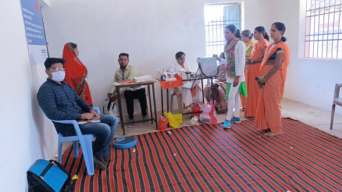 RahulKsyp11's tweet photo. जिला @GariyabandDist के ग्राम तवरबहरा में ग्राम स्वास्थ्य स्वच्छता पोषण दिवस पर आए गर्भवती महिलाओं एवं शिशुवती माताओं को पोषण,एमसीपी कार्ड,स्तनपान एवं एनीमिया के सम्बंध में जानकारी दी गई साथ ही नियमित टीकाकरण एवं संस्थागत प्रसव हेतु प्रेरित किया गया।@UNICEFIndia #Sbcworks https://t.co/niyK6H46by