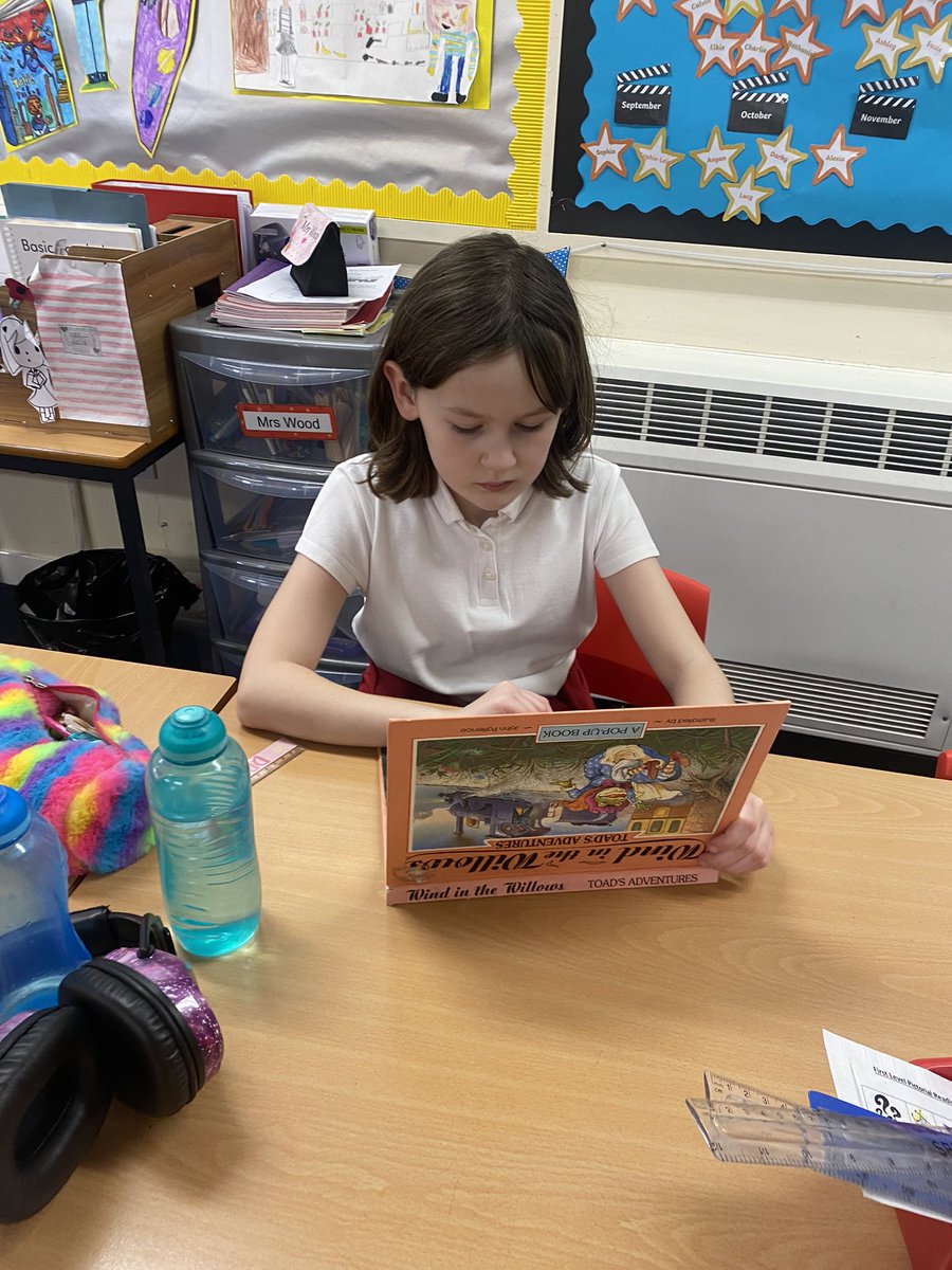 MrsHillanP5's tweet photo. P5 enjoying some ‘Stop, Drop &amp; Read’ time 📖 📚 (1/2) @DeansPrimary @Deans_Reading https://t.co/TXT8IYYsYB