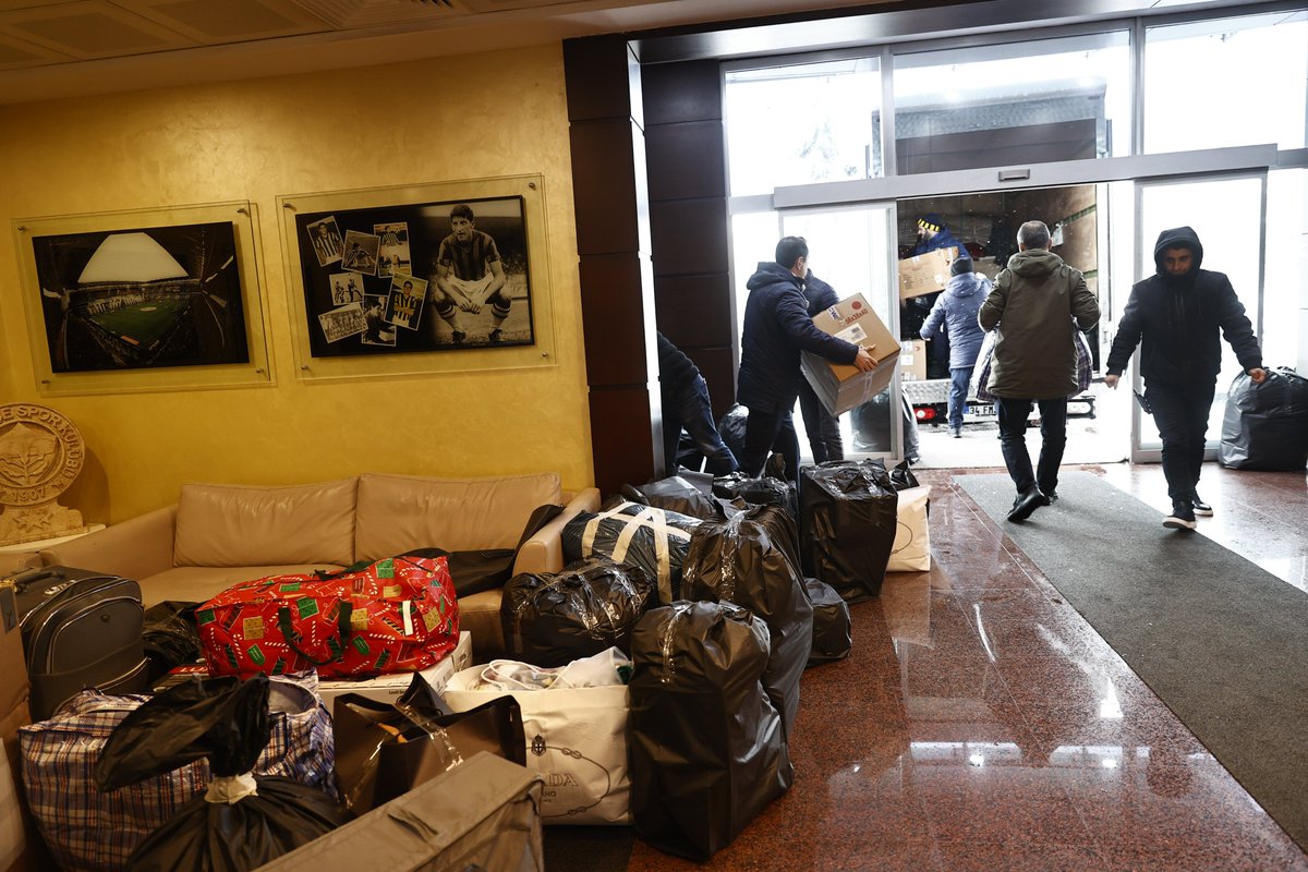 Futbolcularımız, deprem bölgesine gönderilmesi için yardımlarını Can Bartu Tesislerimize ulaştırmaya devam ediyor.