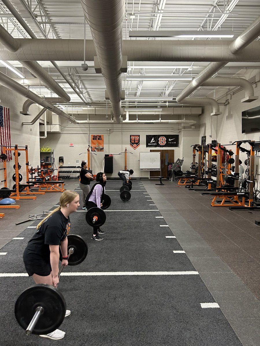 TF_Burkhardt's tweet image. Great AM workouts with NOHS Girls throwers! #girlpower #StrengthTraining #NOHS #throwhardandfar