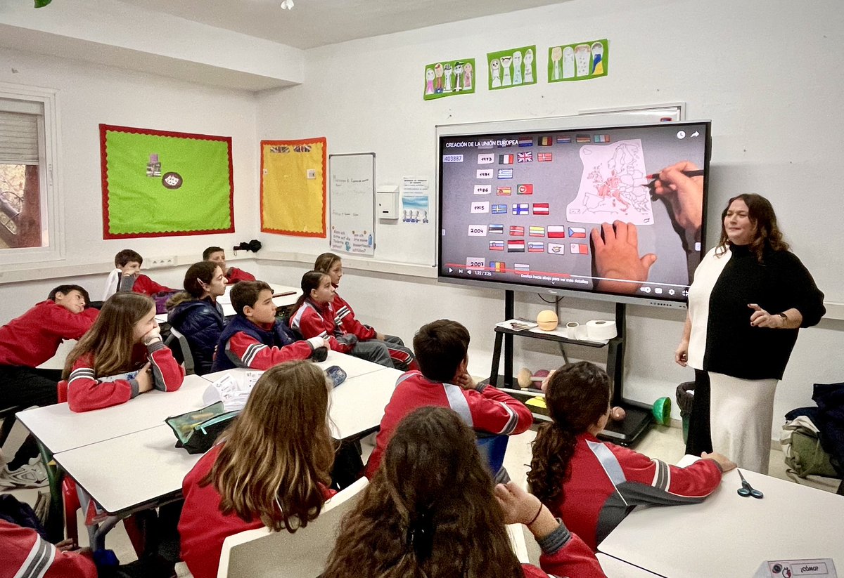 ColegioEP's tweet photo. ¿Còmo funciona la UE 🇪🇺 y cuáles son sus órganos de gobierno? Sobre la historia de estas instituciones supranacionales nos ha hablado hoy la ex agente de la Comisión Europea Tatiana Rodriguez en una amena charla en la que han participado estudiantes del Tercer Ciclo de Primaria⏺️ https://t.co/Tr2lnSz9i1