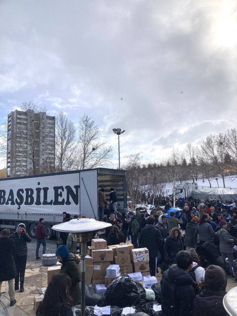 imerkinsari's tweet photo. Ankara'da yaşayıp deprem bölgesine yardım göndermek isteyenler, çalışmalara destek olmak isteyenler @odtu_md Vişnelik Tesisleri'ne gelebilir. 

Özellikle koli, koli bandı ve maket bıçağına ihtiyaç duyulduğunu söylediler. 

#deprem https://t.co/vyGwrxpCzG