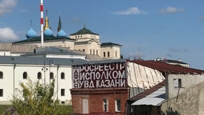 SBolaen's tweet photo. #Татарстан. Владелец старинного особняка в Казани Марс Хайруллин мнго лет вывешивал на окнах и фасадах плакаты с критикой местной власти. Сегодня ночью в Казани сгорело его кафе. https://t.co/bHTM3btEMq