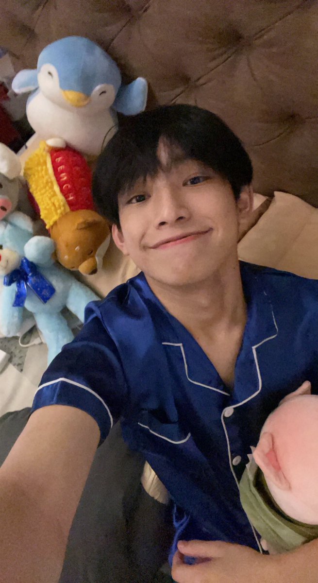 axllukecab's tweet photo. Bed selca!!!😜 *since some are requesting for it earlier!* https://t.co/R1elKjrWMq