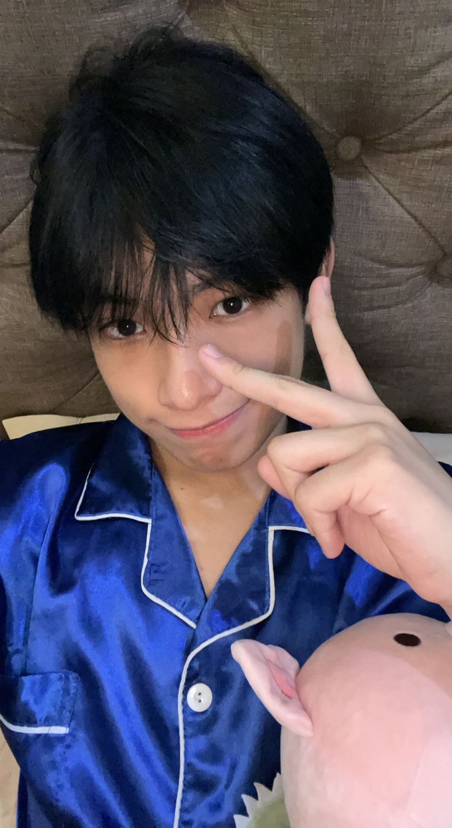 axllukecab's tweet photo. Bed selca!!!😜 *since some are requesting for it earlier!* https://t.co/R1elKjrWMq