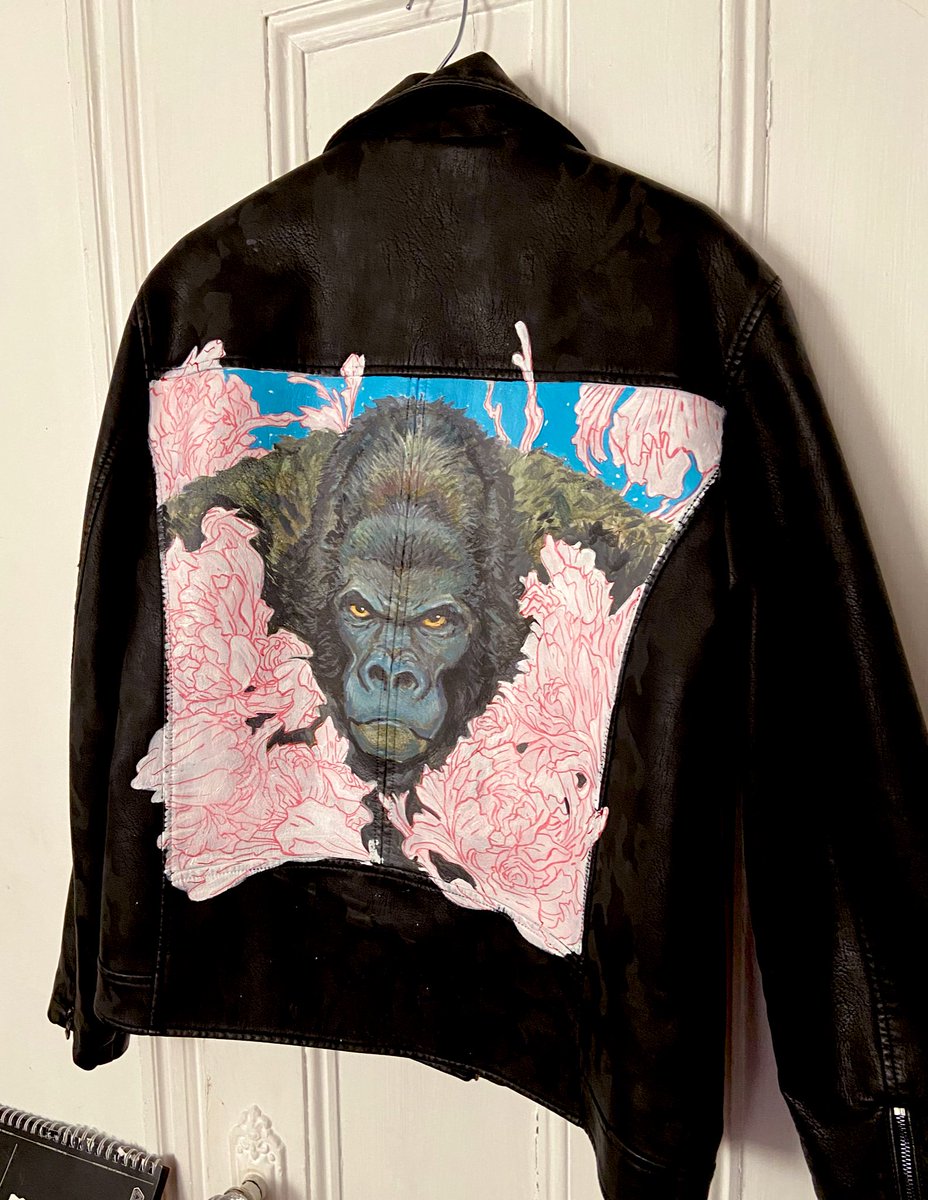 AllDarkMatter's tweet photo. Custom leather jacket, Gorilla among flowers
#streetwear #art #SURREALISM #illustration https://t.co/0xwTzVe0qU