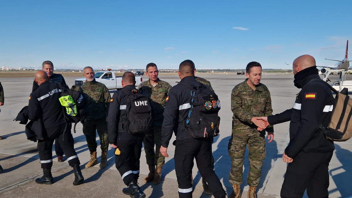 Defensagob's tweet photo. El avión del @EjercitoAire que transportaba al personal de @UMEGob ha aterrizado en la base de 🇹🇷 Incirlik. Nuestros militares ya están preparados para ponerse en marcha y ayudar en las tareas de búsqueda y rescate de personas en #TerremotoTurquía. 
¡Buena misión! 💪
#ParaServir https://t.co/73F4UqD6TL