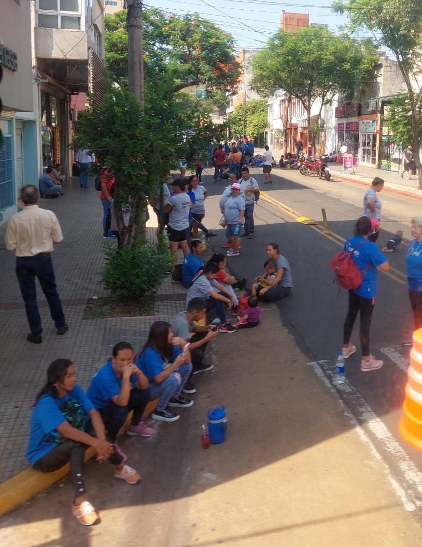 rtmtransito's tweet image. También cortes ⛔en Posadas. Junín entre Santa Fe y Sarmiento tránsito interrumpido por manifestantes ✊. (Fuente: Víctor Riveros)