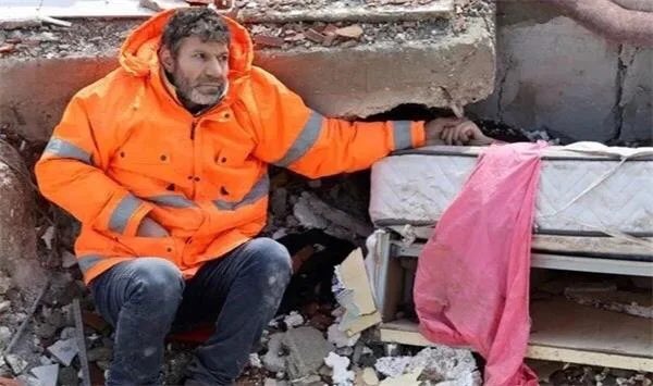 darkwebhaber's tweet photo. Kahramanmaraş’ta bir baba, depremde hayatını kaybettiği kızının elini bırakamadı. https://t.co/X3aiDcT1ii