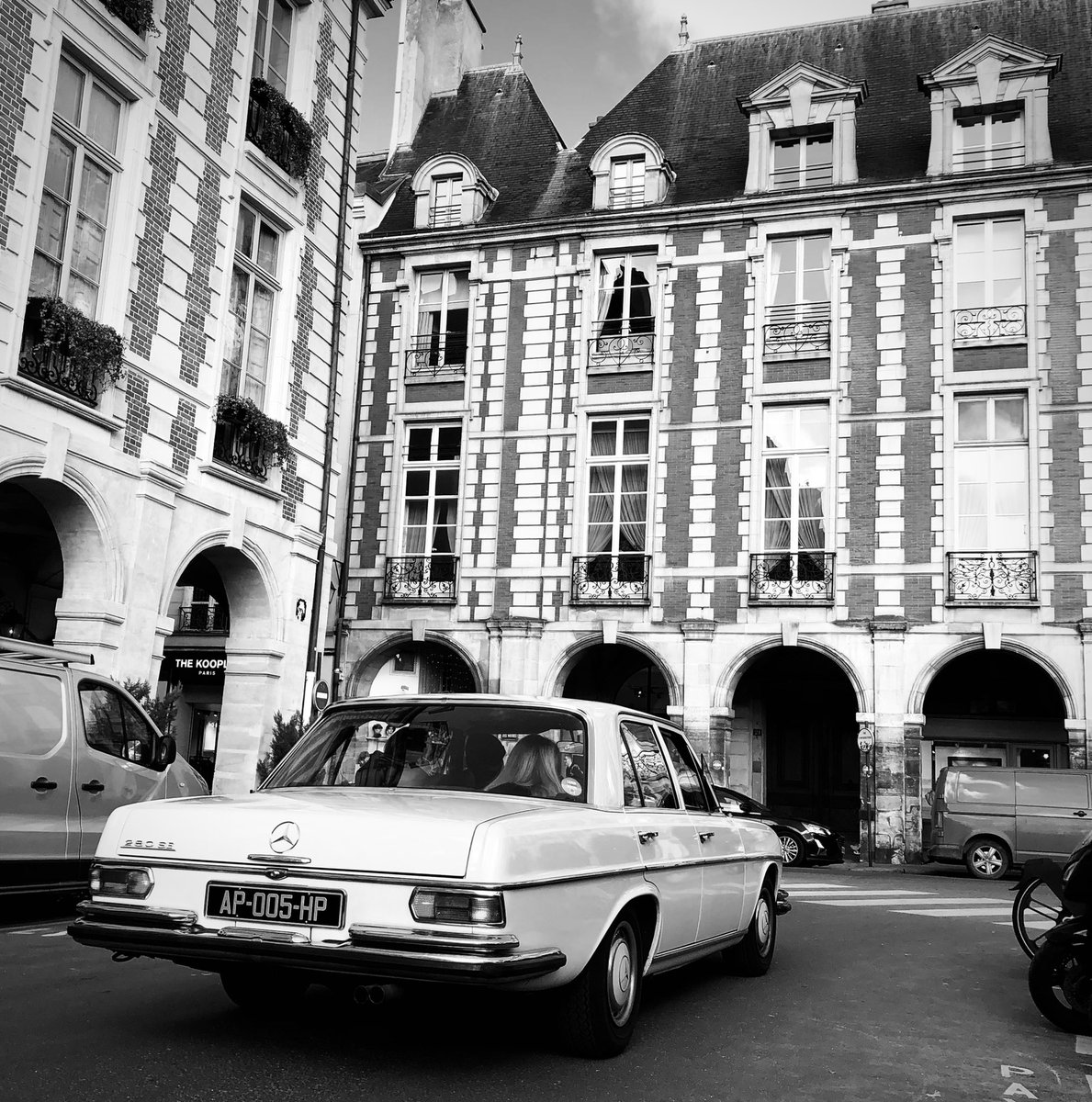 #urbain #urban #indeedbychris #indeedbychristophedesmottes #photography #photographie #urbanphotography #architecture #architecturephotography #noiretblanc #blackandwhite #blackandwhitephotography #bnw #bnw_of_our_world @bnw_of_our_world 
@MercedesBenz #paris
@MBFRANCE_ #280s