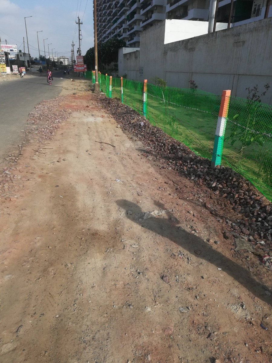 AceCtyResidents's tweet image. @AceCtyResidents द्वारा विकसित ग्रीन बेल्ट को ऐस सिटी के पीछे वाले कुछ दुकानदार अपने निजी स्वार्थ के कारण निरंतर क्षति पहुँचा रहे हैं। हाल ही में ऐस सिटी निवासियों ने @OfficialGNIDA के वरिष्ठ अधिकारियों को भी अवगत कराया था लेकिन अब तक कोई कार्यवाही नहीं की गई। 
#SaveGreenBelt