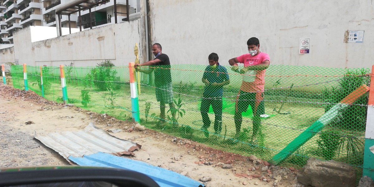 AceCtyResidents's tweet image. @AceCtyResidents द्वारा विकसित ग्रीन बेल्ट को ऐस सिटी के पीछे वाले कुछ दुकानदार अपने निजी स्वार्थ के कारण निरंतर क्षति पहुँचा रहे हैं। हाल ही में ऐस सिटी निवासियों ने @OfficialGNIDA के वरिष्ठ अधिकारियों को भी अवगत कराया था लेकिन अब तक कोई कार्यवाही नहीं की गई। 
#SaveGreenBelt