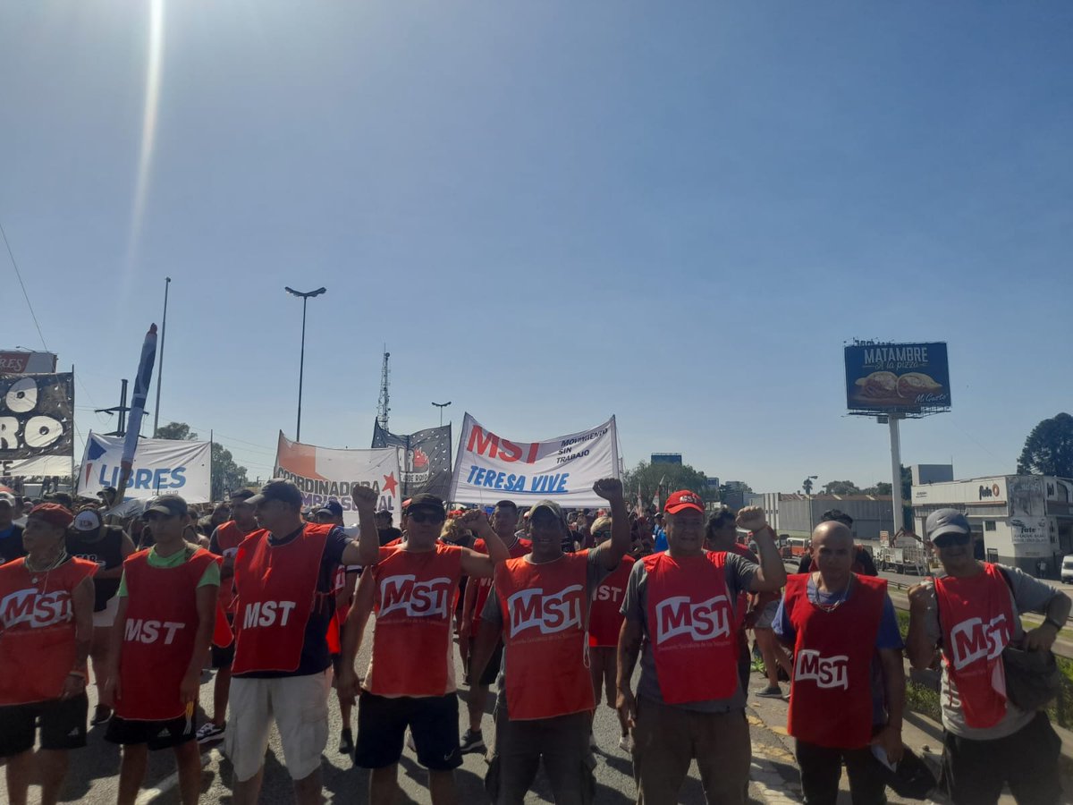 PeriodismoDeIzq's tweet photo. #PiquetazoNacional | La Unidad Piquetera corta en 197 y Panamericana. https://t.co/pURtOTWxQL