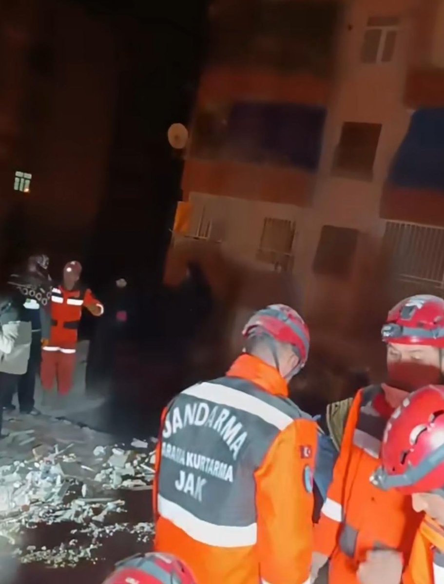 Gece saatleri🌹😭
Allah Yardımcımız olsun 

#hatayyardimbekliyor 
#kahramanmarasdepremi 
#yollar 
#CUMHURBASKANIERDOĞAN 
#sondakikadeprem 
#HalukLevent 
#tskseferberedilsin 
#earthquakeinturkey