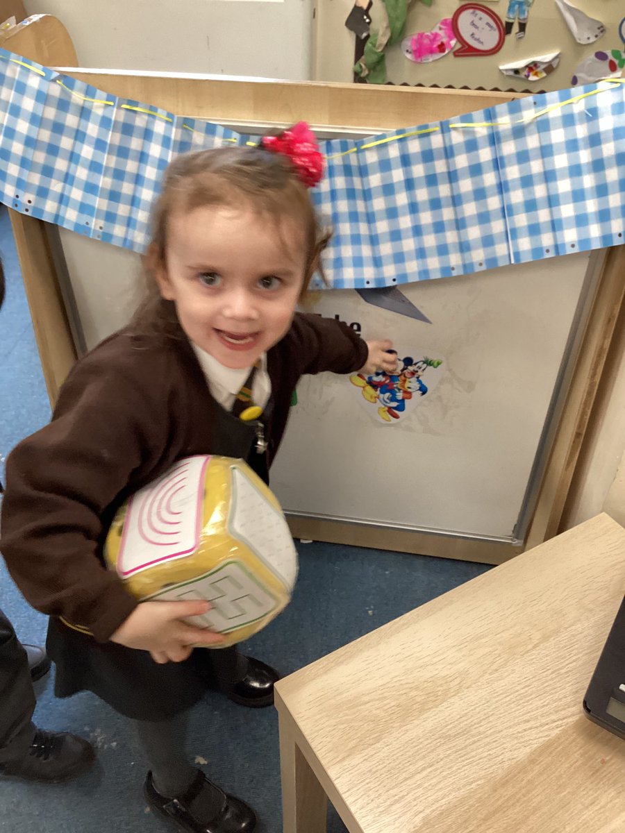 NStHerberts's tweet image. We are learning about staying safe online! We are talking about the things we like to watch on our ‘magic windows and what we should do if we see things we don’t like online #StHerbertsComputing