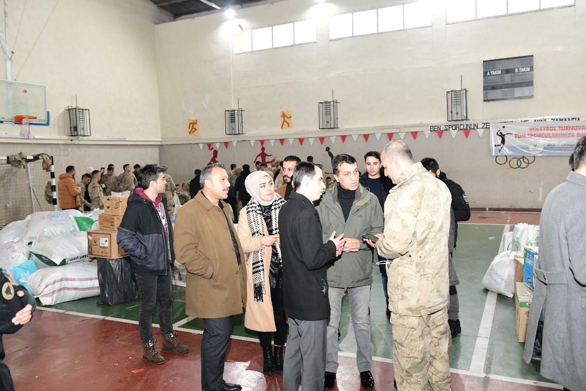 AbdrrhmnSeylan's tweet photo. Deprem bölgesine yapılacak yardımlar Çatak Belediyesi ve Çatak Kaymakamlığı olarak koordine edilmektedir. Gün birlik günü. Toplanan yardımlar AFAD koordinasyonunda depremzedelere ulaştırılacak. https://t.co/U4XuFGIjKm