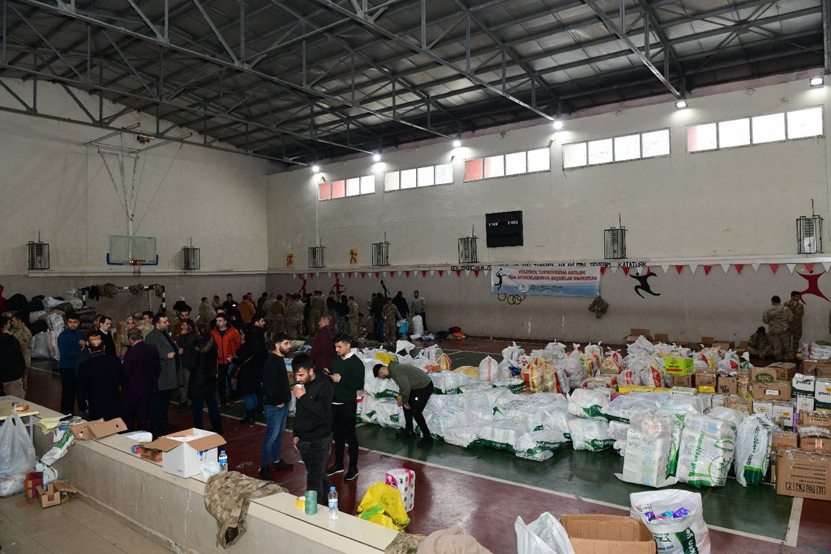AbdrrhmnSeylan's tweet photo. Deprem bölgesine yapılacak yardımlar Çatak Belediyesi ve Çatak Kaymakamlığı olarak koordine edilmektedir. Gün birlik günü. Toplanan yardımlar AFAD koordinasyonunda depremzedelere ulaştırılacak. https://t.co/U4XuFGIjKm
