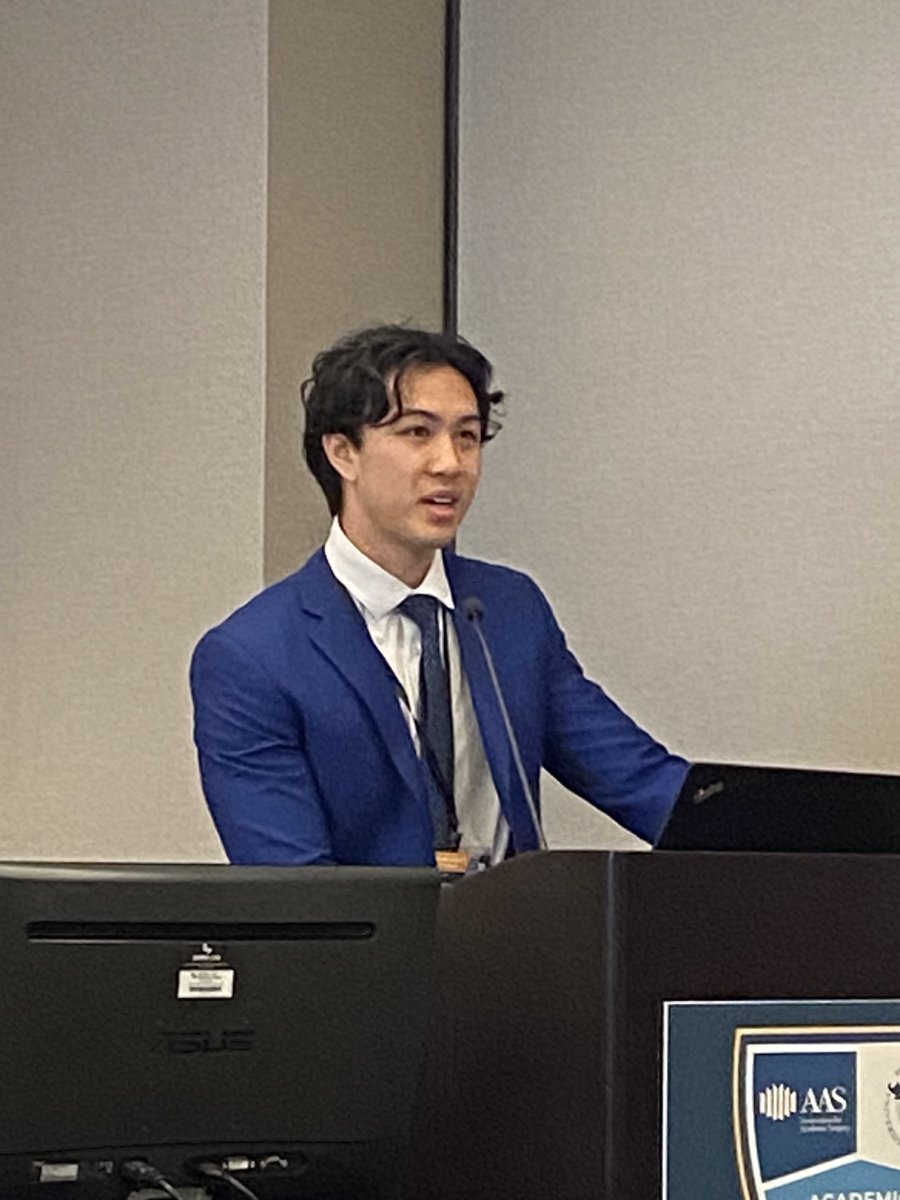 Summer research student, Christopher Dao, presenting on complications after soft tissue coverage of open fractures. No benefit to extended antibiotics. ⁦@MichelleKMcNutt⁩ @McGovernMed⁩ ⁦@memorialhermann⁩ #ASC23