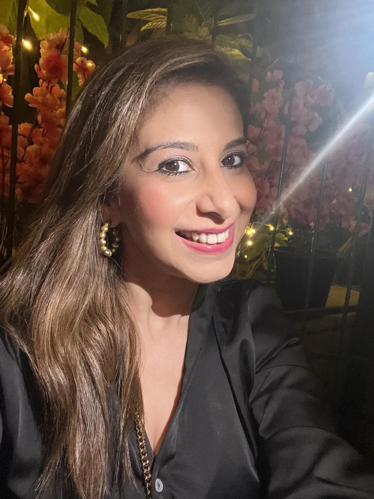 #ThrowbackTuesday
glow of the smile >>>>> glow of the light♥️♥️♥️
.
.
.
.
.
#KarishmaChawla #LifestyleEducator #Nutritionist #HolisticNutritionist #FitnessLifestyle #HolisticHealth #LifestyleCoach