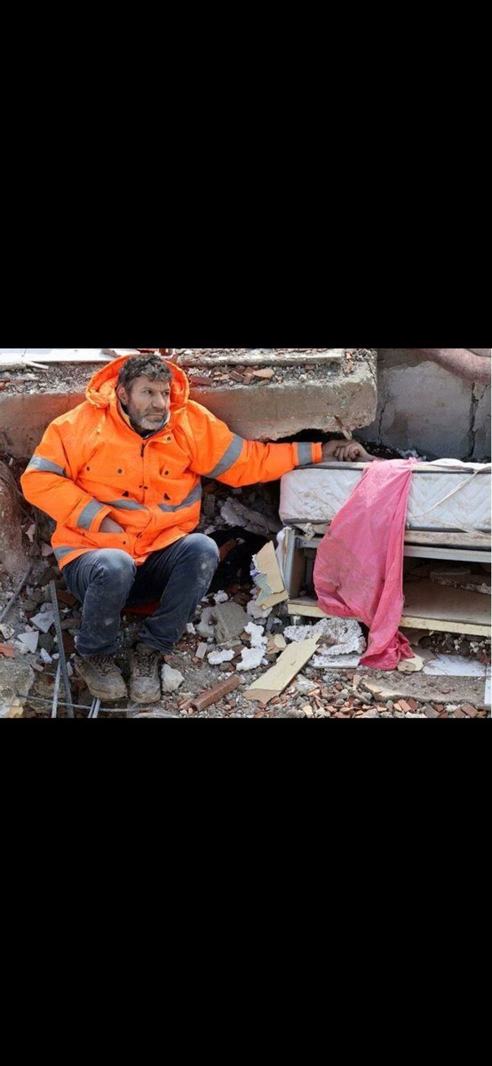 Bir baba… 15 yaşında enkaz altında ölen kızının elini dondurucu soğuklarda saatlerdir bırakmıyor…öyle böyle bir acı değil
Kalbim sıkışıyor artık nefes alamıyorum