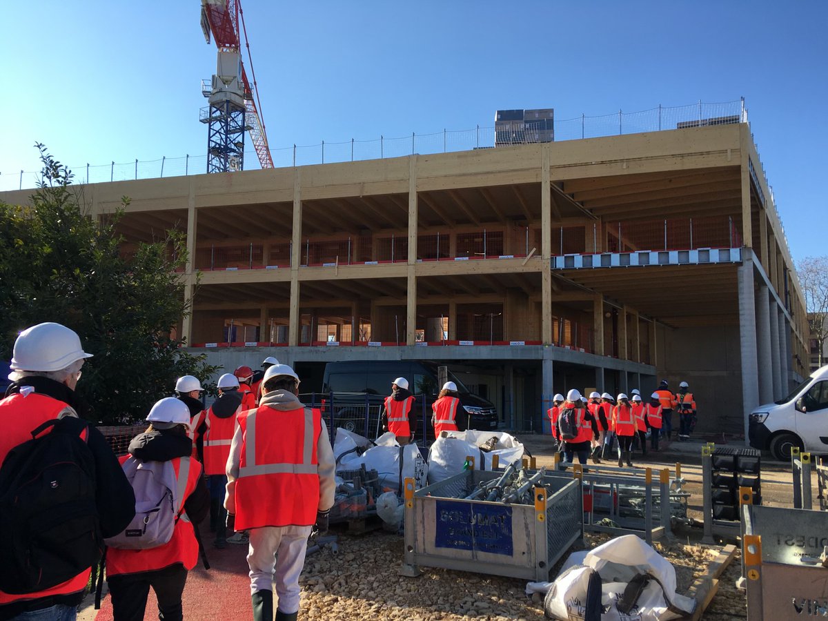 VINCIConstrucFR's tweet photo. 📍Dans le cadre de l’opération #GiveMeFive de #VINCI, les équipes de notre filiale #GTM Hallé accueillent cet après-midi et jusqu’à jeudi près de 120 collégiens sur un de leurs chantiers de #construction de bureaux à #Laxou, pour leur faire découvrir les #métiers du #bâtiment📸⬇️ https://t.co/QxKNonOjnL