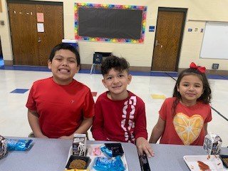 IrvingElementa1's tweet photo. Here's a few of our students participating in Red &amp; Gold Monday. #SuperBowlSpiritWeek #IrvingShines #wpsproud #KansasCityChiefs @Chiefs https://t.co/JlRprShTdM