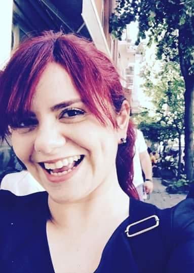 Kızıma ulaşmaya çalışıyoruz..enkazın altında ve üstünde büyük bir beton kütlesi var.
Artık dayanma gücüm kalmadı..
yüreğim ağlıyor..
ellerim titriyor.

Ülkemin sahipsiz olmasına kahroluyorum.

Acım ve kederim tarifsiz.

Haydi be canım..
haydi kiraz gülüşlüm..diren.