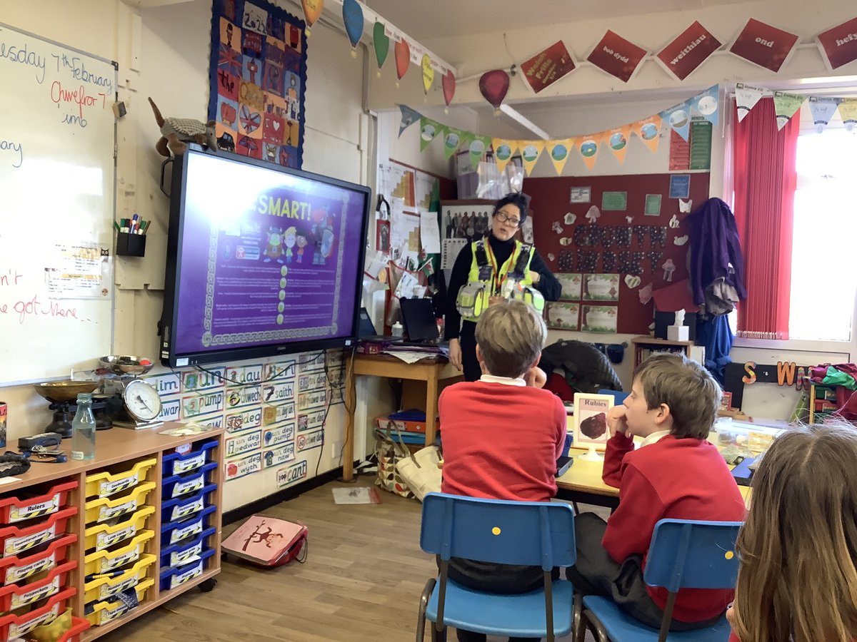 Blwyddyn 4/5-Croeso PCSO Jo, exploring Safer Internet Day 2023. The theme this year is ‘Want to talk about it? Making space for conversations about life online’.  Diolch yn fawr .#knsphandw #GowerNPT  @SWPSwansea