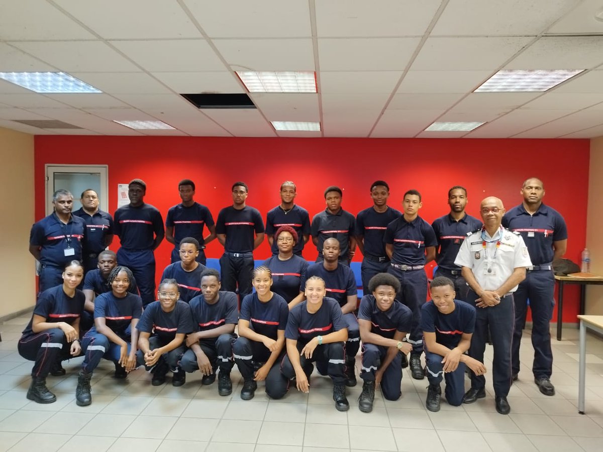 Pendant deux semaines la classe de 1ère BAC PRO du Lycée régionale Gerty Archimède de Morne-à-L'eau est venu faire un stage dans le cadre de leur formation des métiers de la sécurité. Le stage était axé sur les prompts secours et la procédure radio. #sdis #sdis971 #pompier971