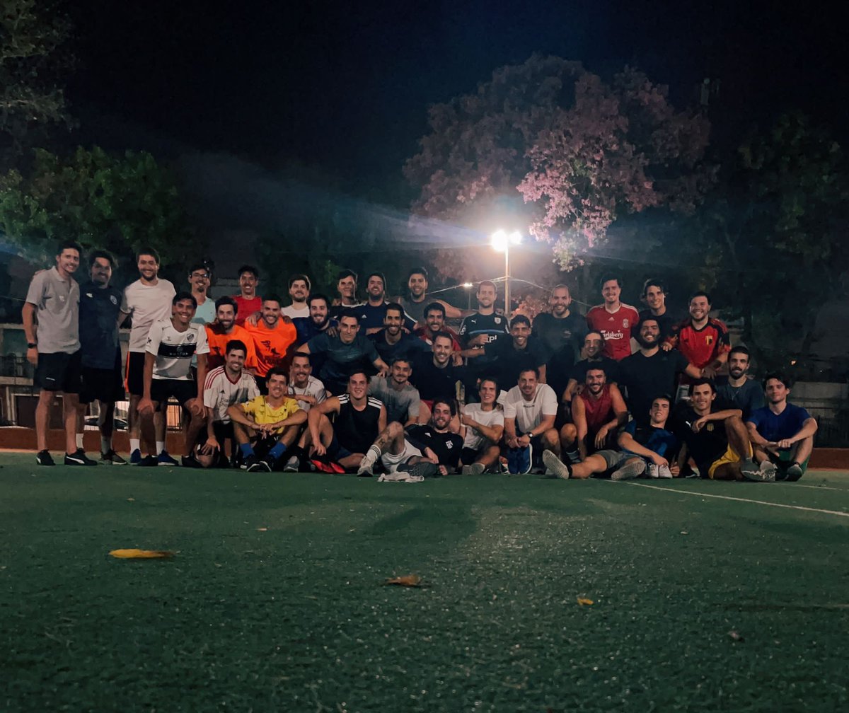 MaturanaU's tweet photo. 𝗘𝗻 𝗺𝗮𝗿𝗰𝗵𝗮 𝗲𝗹 𝟮𝟬𝟮𝟯 🏃🏻

Los planteles de Mayor y Reserva ya trabajan pensando en el comienzo de la temporada.

#MuchoMásQueTodo🟡⚪️🔵 https://t.co/tl6pJULnY2