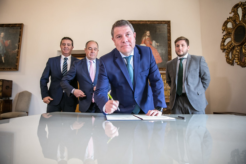 garciapage's tweet photo. Firmamos con el @AytoAlbacete el convenio para la puesta en marcha de Estrategia de Movilidad, que también se desarrollará en otras ciudades. 
Supondrá la mejora de la interconexión y la accesibilidad del tránsito de bicicletas para el impulso de la movilidad activa y sostenible. https://t.co/ogGKWqCZ7v