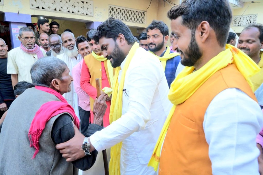SBSP4BASTI's tweet photo. युवा हृदय सम्राट,शोषित, वंचितों, की मुखर आवाज, राष्ट्रीय प्रमुख महासचिव आदरणीय डॉ @arvindrajbhar07 जी ने पार्टी के विधानसभा अध्यक्ष कप्तानगंज श्री आशीष राजभर जी के निज-निवास ग्रामसभा खजान्ची दुबौलिया जनपद बस्ती पहुँचकर कुशलक्षेम की जानकारी प्राप्त कर सप्रेम जलपान किया। https://t.co/U8o93PJqbU