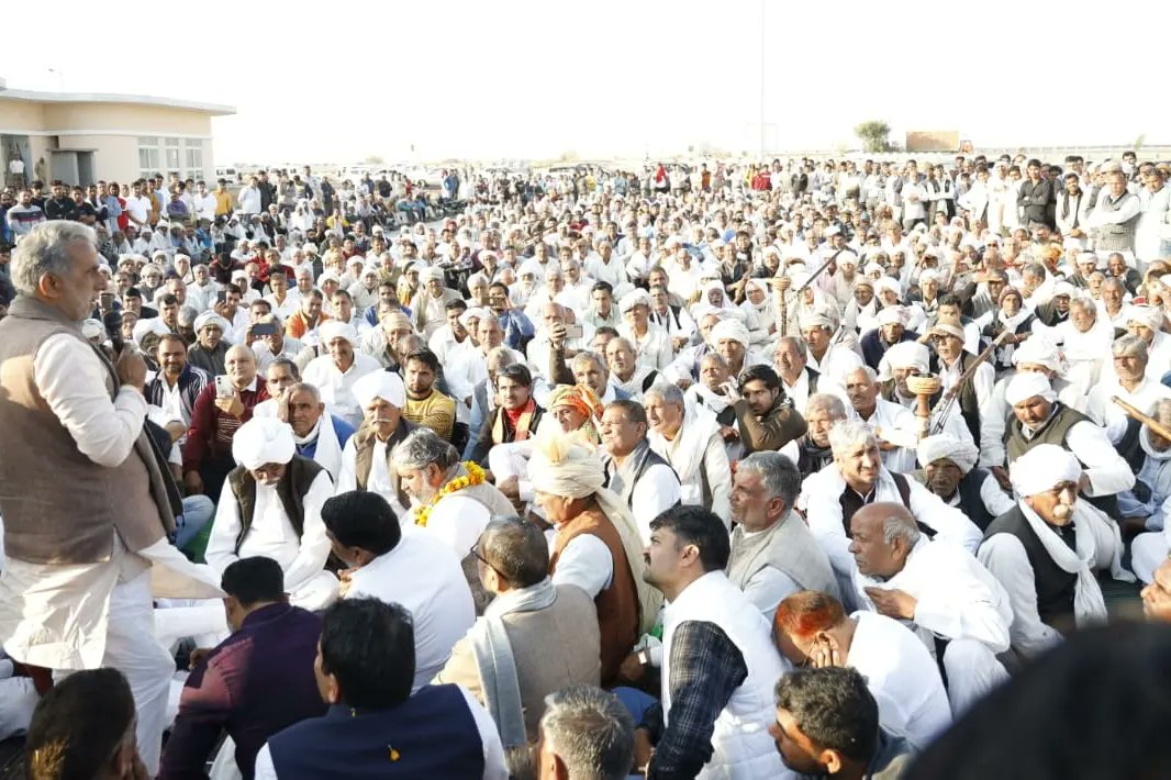 KPGBJP's tweet photo. 'दिल्ली-वड़ोदरा'-DND-KMP पर उतार-चढ़ाव के लिए 4 लाइन के कट की मांग को लेकर धरने पर बैठे 80 गांवों के प्रतिनिधि मंडल को कुछ हफ्तों पहले इसे पूरा करवाने का मैंने वादा किया था। इस संदर्भ में कल केंद्रीय मंत्री श्री @nitin_gadkari जी ने अपना आशीर्वाद देकर कट को मंजूरी प्रदान की है... https://t.co/DcHShtxQ3x