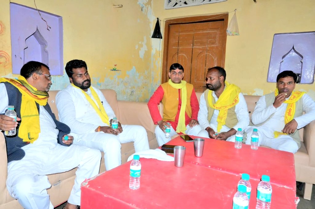 SBSP4BASTI's tweet photo. युवा हृदय सम्राट,शोषित, वंचितों, की मुखर आवाज, राष्ट्रीय प्रमुख महासचिव आदरणीय डॉ @arvindrajbhar07 जी ने पार्टी के विधानसभा अध्यक्ष कप्तानगंज श्री आशीष राजभर जी के निज-निवास ग्रामसभा खजान्ची दुबौलिया जनपद बस्ती पहुँचकर कुशलक्षेम की जानकारी प्राप्त कर सप्रेम जलपान किया। https://t.co/U8o93PJqbU