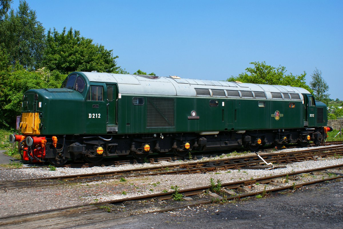 No. 40012 'Aureol' D212 BR 1Co-Co1 Class 40 at #midlandrailwaycentre Built 1959
#diesellocomotive
#diesellocomotives
#dieseltrain
#dieseltrains
#dieselrailway
#midlandrailway
#midlandrailwaybutterley
#butterley
#derbyshire
#trains
#britishtrains
#trainphoto
#trainphotography