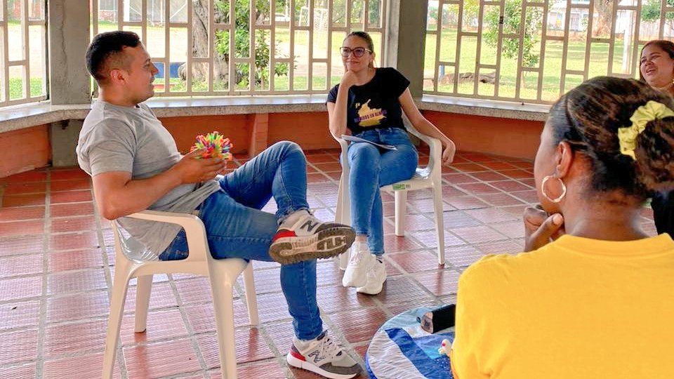 PoderSororo's tweet photo. A través de @DunnaColombia nos hemos venido fortaleciendo en primeros auxilios psicólogicos para la población vulnerable... #niunamenos #vbg #mujeres #cali #poderdororo https://t.co/pQW1SRGubi