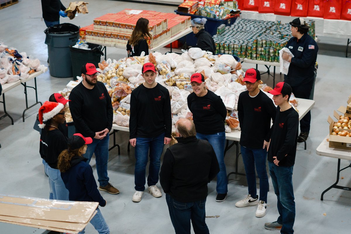 WeKnowTrucks's tweet photo. What giving back looks like - lots of smiles. This past December, we had @maskillsusa Student Officers join us for our Haulin' 4 Hunger Pick and Pack Day. #GivingBackDay #SkillsUSAWeek https://t.co/5WahNNyDDJ