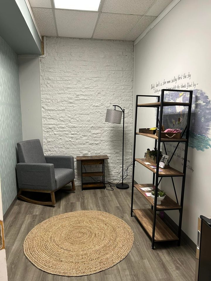 Get ready to #breastfeed comfortably and in style! 🤩 The new Bella Donna Midwifery Lactation Lounge is open in Zing Zumm, Children's Museum of Jacksonville and it's full of complimentary water and free samples! 🥳 Swing by for a cozy break with your kiddos! 🤍