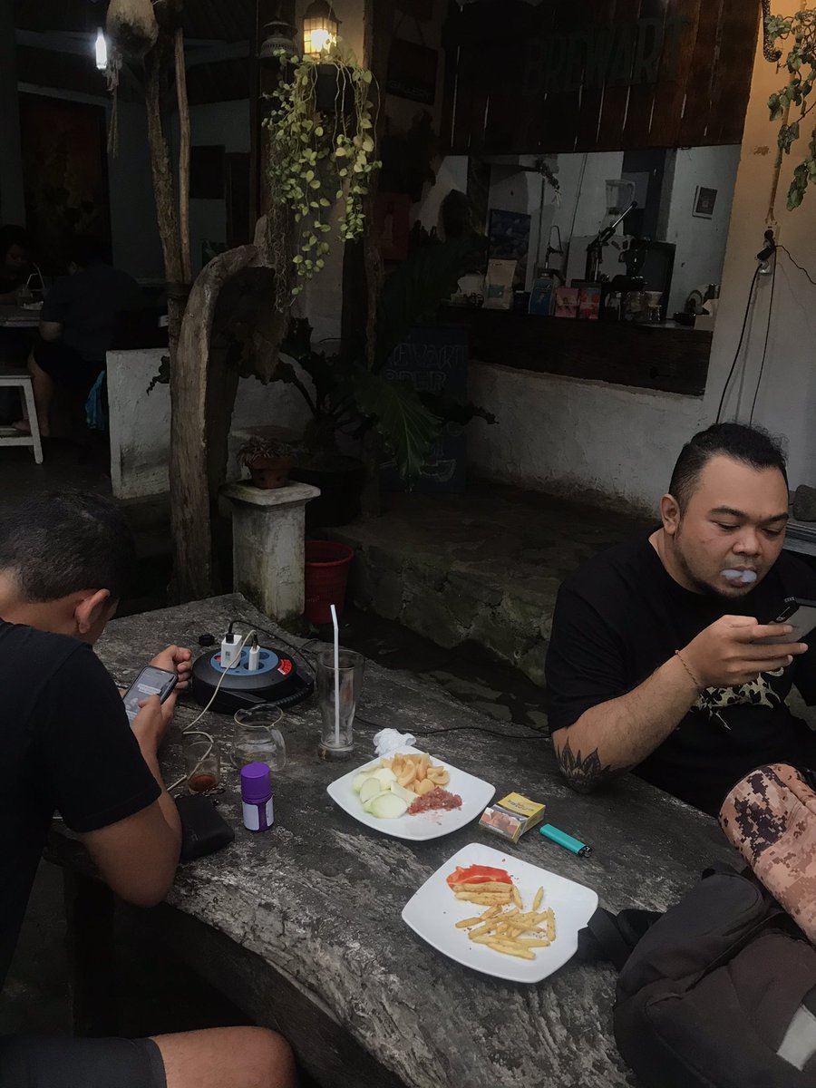 saaniasan's tweet photo. @yudhaputra04 @mimpibazah Ne tundu nyen ne bangsat https://t.co/EOODQKjxaO
