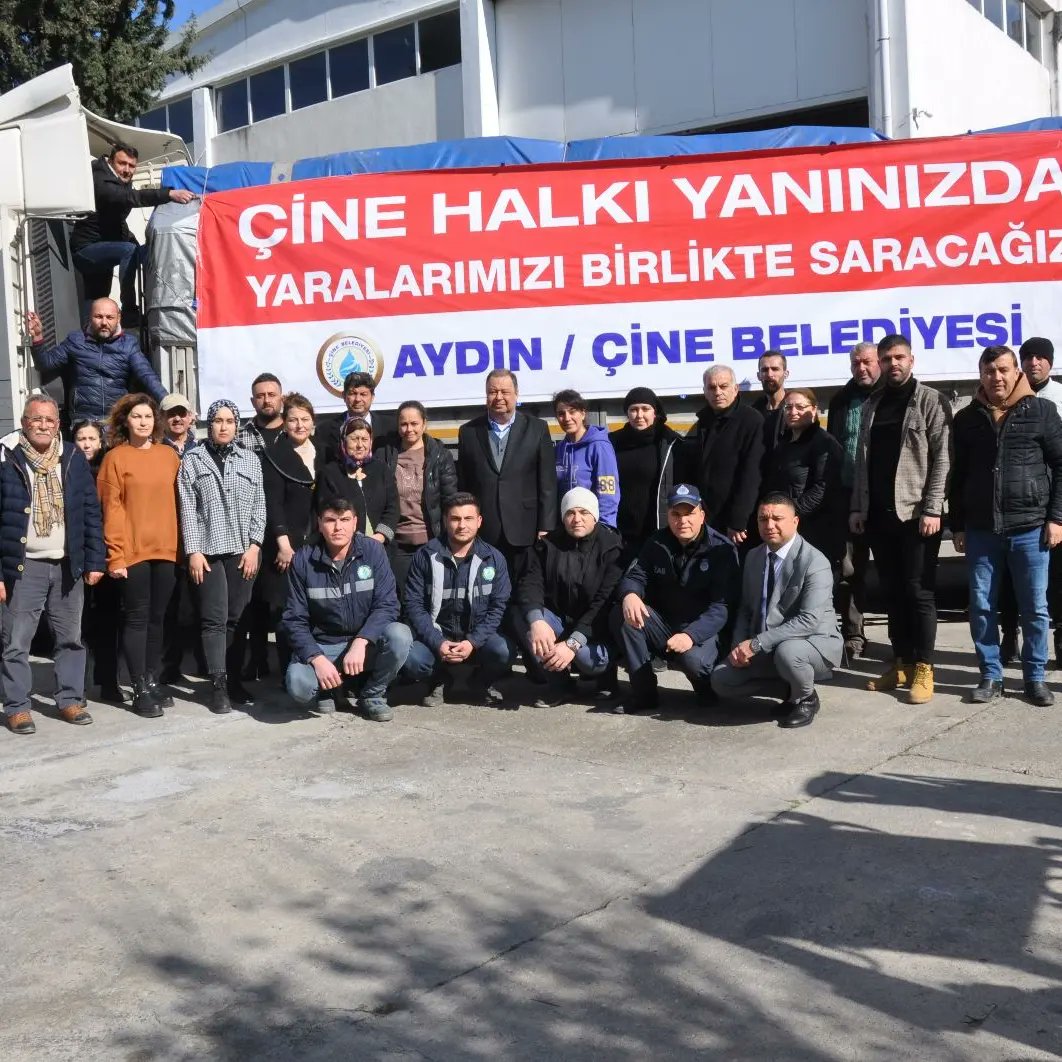 BelediyeCine's tweet photo. Belediyemizin, deprem bölgesi için başlattığı yardım seferberliğinde toplanan acil yardım malzemelerini taşıyan ilk aracımız yola çıktı.

Ekiplerimiz, ikinci aracın en kısa sürede yola çıkması için hazırlıklarını tüm hızıyla sürdürüyor.

#deprem #dayanışma #ilkyardım https://t.co/XhHMvqfj5U