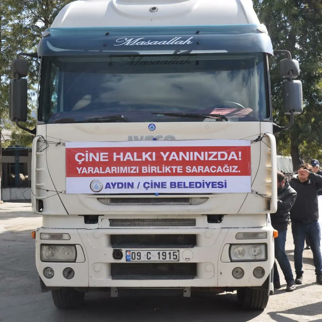 BelediyeCine's tweet photo. Belediyemizin, deprem bölgesi için başlattığı yardım seferberliğinde toplanan acil yardım malzemelerini taşıyan ilk aracımız yola çıktı.

Ekiplerimiz, ikinci aracın en kısa sürede yola çıkması için hazırlıklarını tüm hızıyla sürdürüyor.

#deprem #dayanışma #ilkyardım https://t.co/XhHMvqfj5U