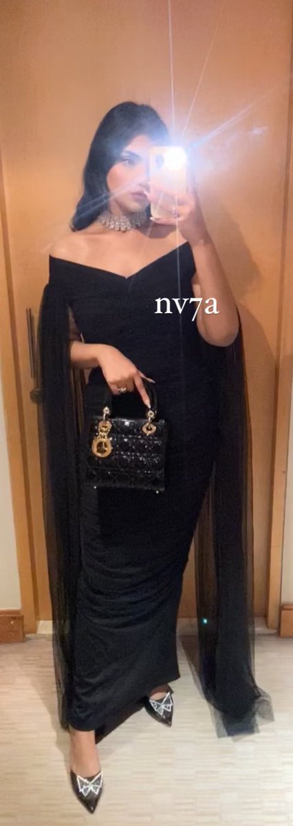 nv7a_'s tweet photo. can we take a moment for the dress ✨ https://t.co/WjJyazs07W