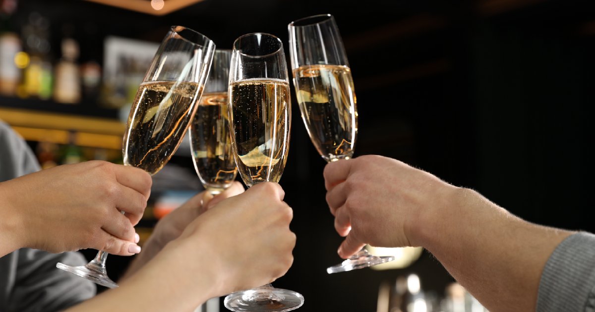 Бокал с вином. Чокаются бокалами. Чоканье бокалов. Как правильно чокаться. Бокалы для шампанского.